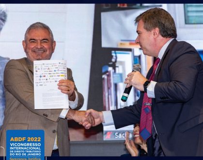 Manifesto contra o PL 2.337/2021 é entregue ao Senador Angelo Coronel durante o Congresso