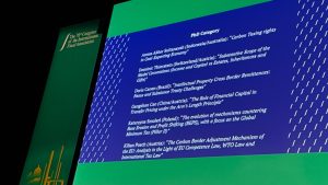 Telão com os pôsteres da categoria PhD, entre eles o de Doris Canen