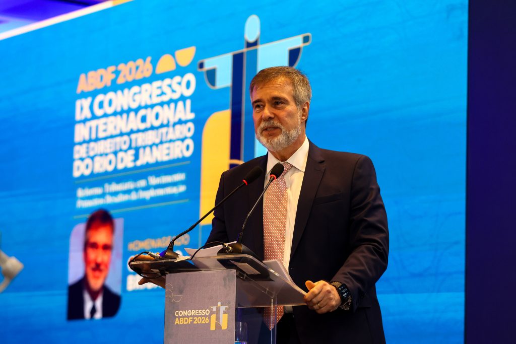 Gustavo Brigagão discursa no palco principal durante a homenagem no IX Congresso