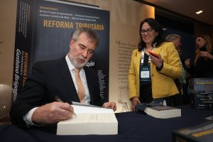 Gustavo Brigagão autografa o livro lançado em sua homenagem no IX Congresso
