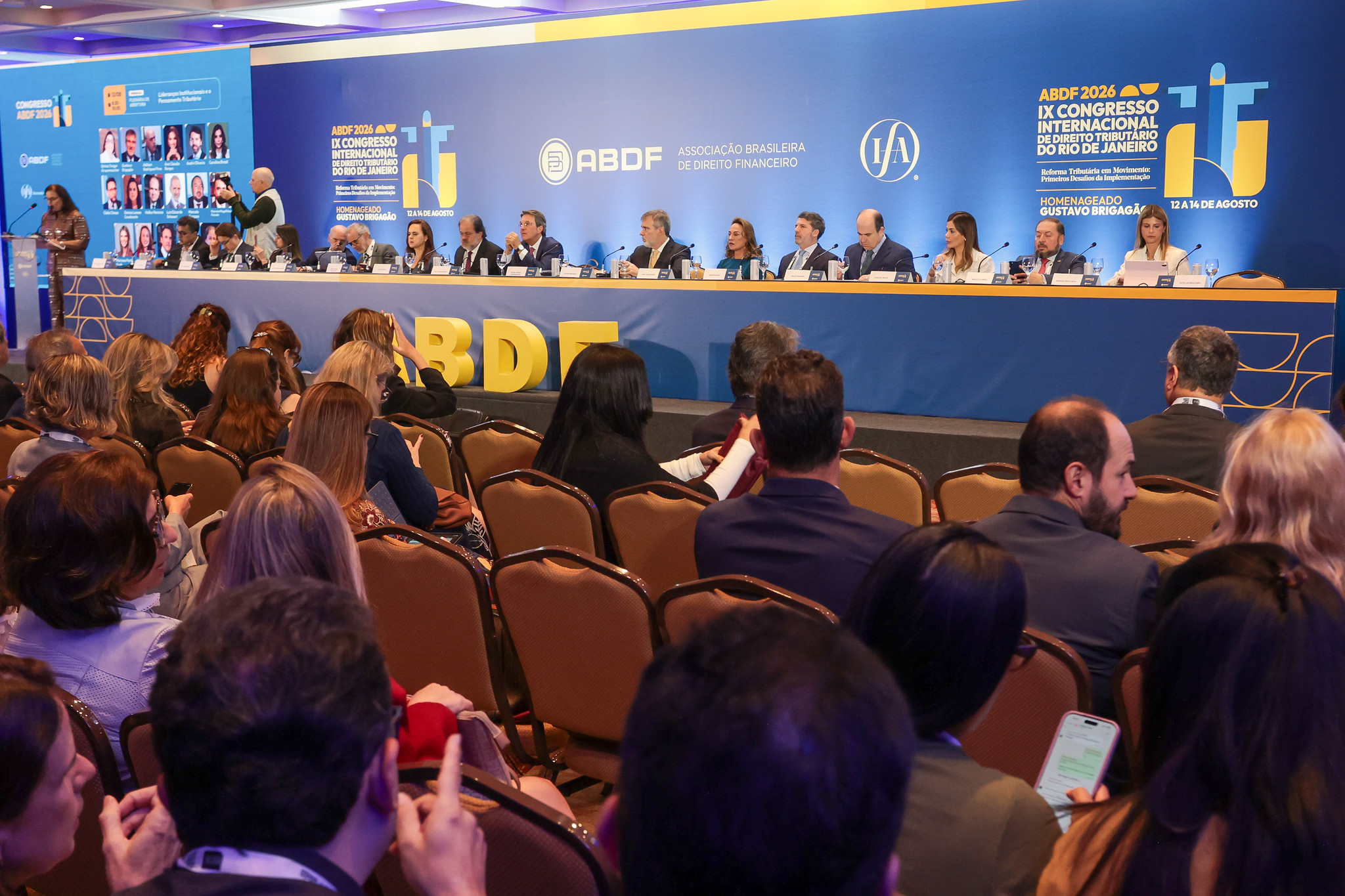 Mesa da Plenária de Abertura do IX Congresso Internacional de Direito Tributário do Rio de Janeiro, no Sheraton Rio