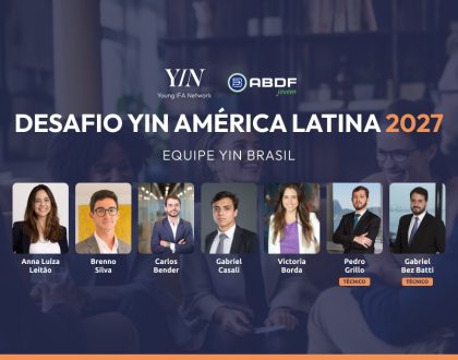 Equipe YIN Brasil no Desafio YIN América Latina 2027: Anna Luiza Leitão, Brenno Silva, Carlos Bender, Gabriel Casali e Victoria Borda, com os técnicos Pedro Grillo e Gabriel Bez Batti