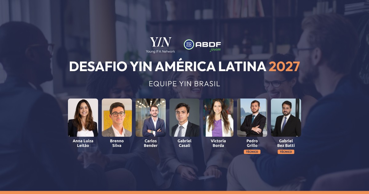 Equipe YIN Brasil no Desafio YIN América Latina 2027: Anna Luiza Leitão, Brenno Silva, Carlos Bender, Gabriel Casali e Victoria Borda, com os técnicos Pedro Grillo e Gabriel Bez Batti